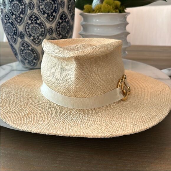 Gladys Tamez straw hat display picture 1